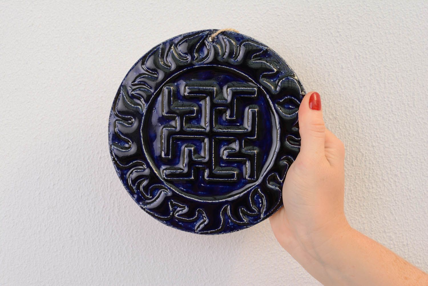 Prato -talismã redondo de argila feito à mão para decoração do interior em estilo étnico Dukhobor foto 4