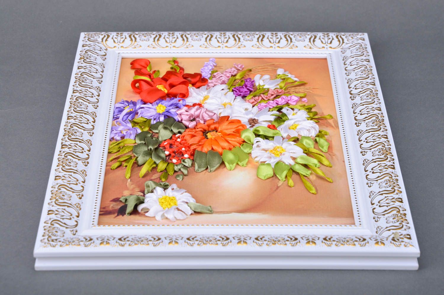 Gesticktes Wandbild Stillleben mit Blumen aus Atlasbändern handmade schön für Interieur Dekor foto 5