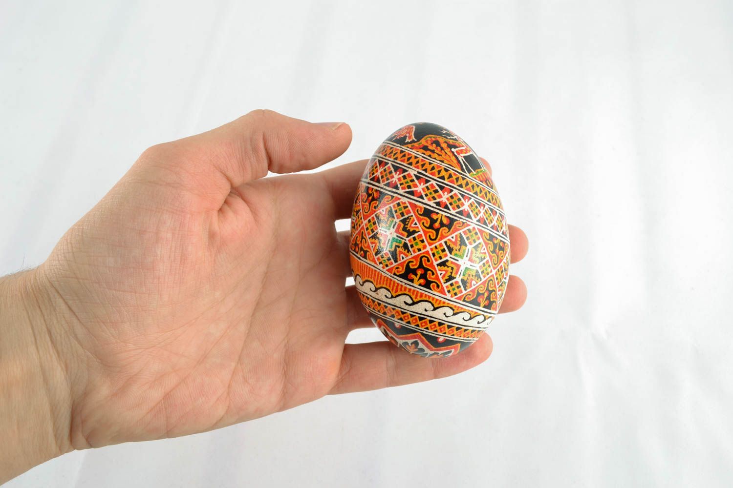 Huevo de Pascua pintado con ornamentos foto 4