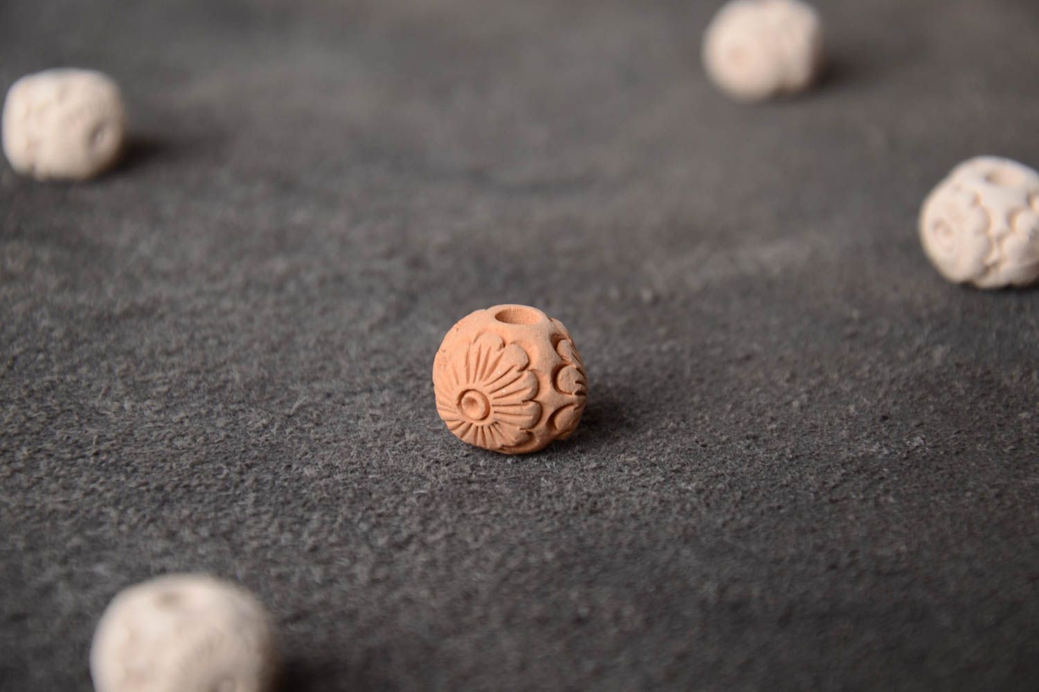 Perle en terre cuite avec fleurs faite main originale pour créer un bijou photo 1