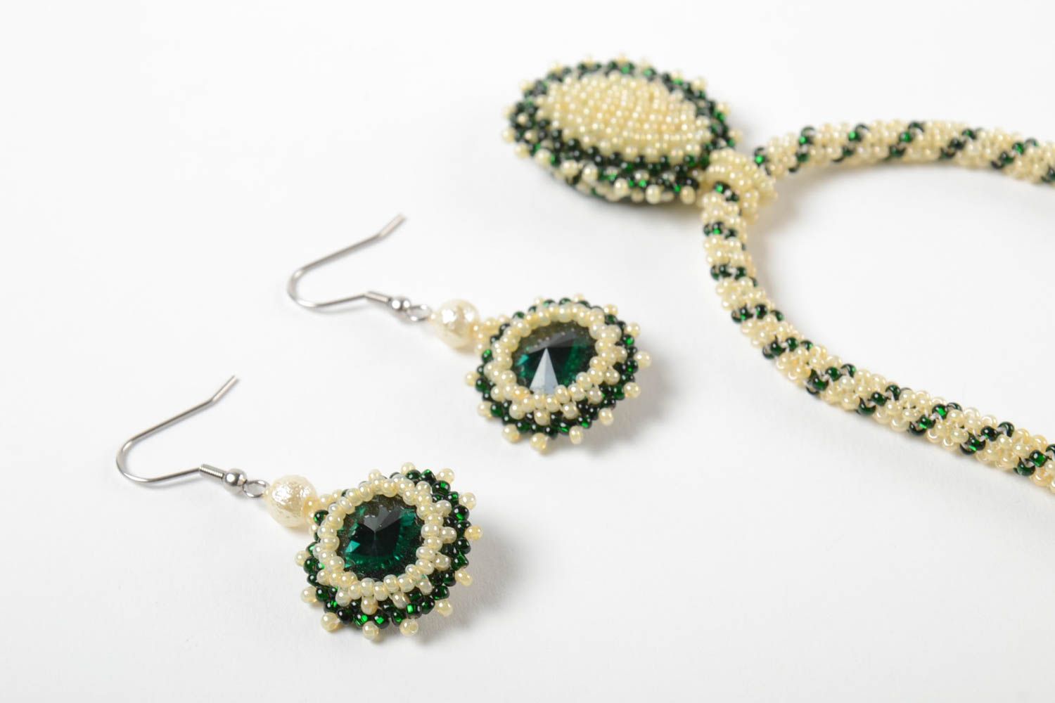 Parure de bijoux en perles de rocaille faits main collier et boucles d'oreilles photo 4