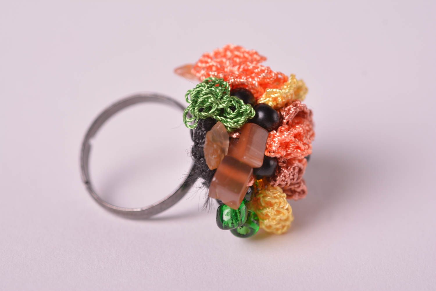 Вязаное украшение кольцо ручной работы бижутерия кольцо с бисером и камнями фото 2