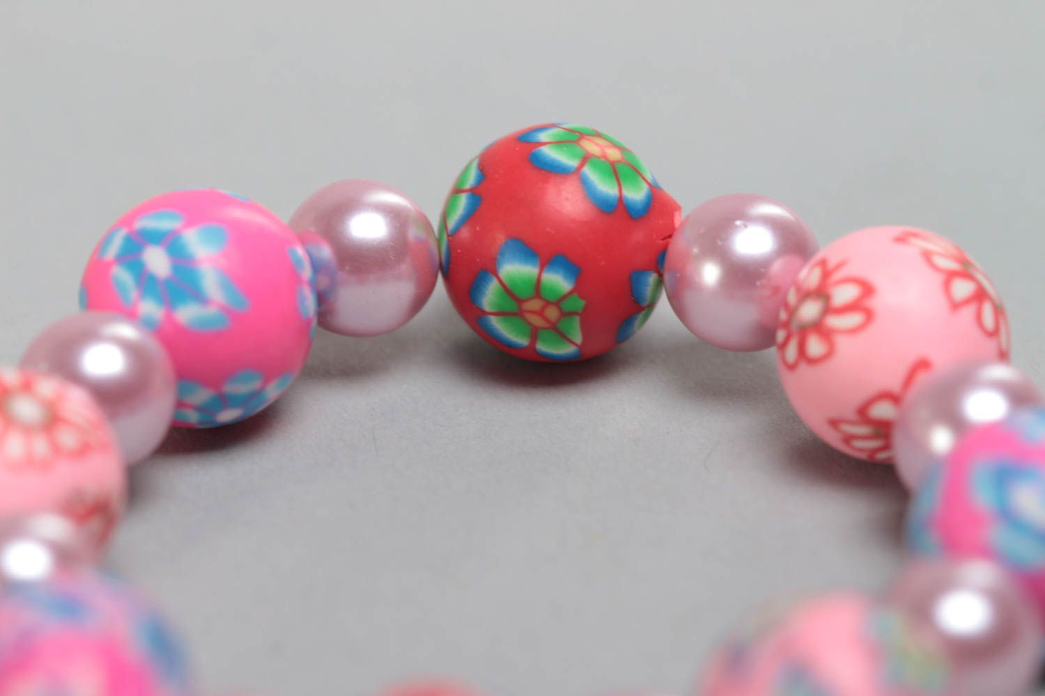 Pink handmade designer children's polymer clay bead bracelet with flower pattern photo 4