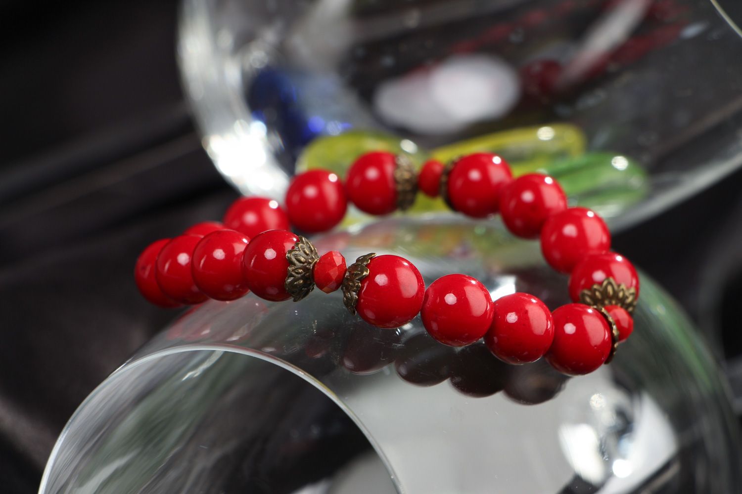 Handgemachtes schönes rotes Damen Korallen Armband mit Perlen aus Glas foto 4