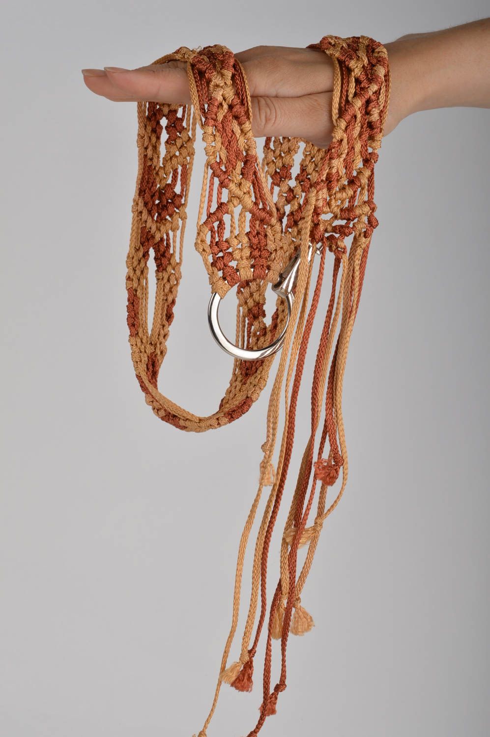 Пояс из шнурков плетеный ручной работы женский оранжево-кофейный с застежкой фото 2