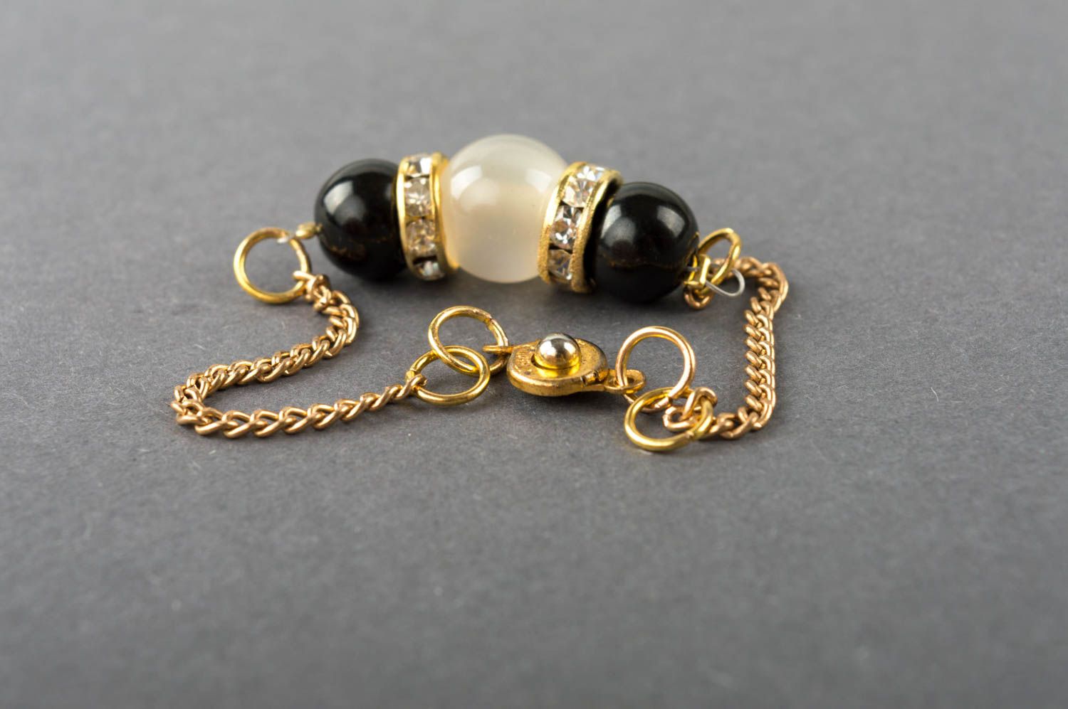 Bracelet chaîne fine avec perles de jais et de verre fait main élégant photo 5