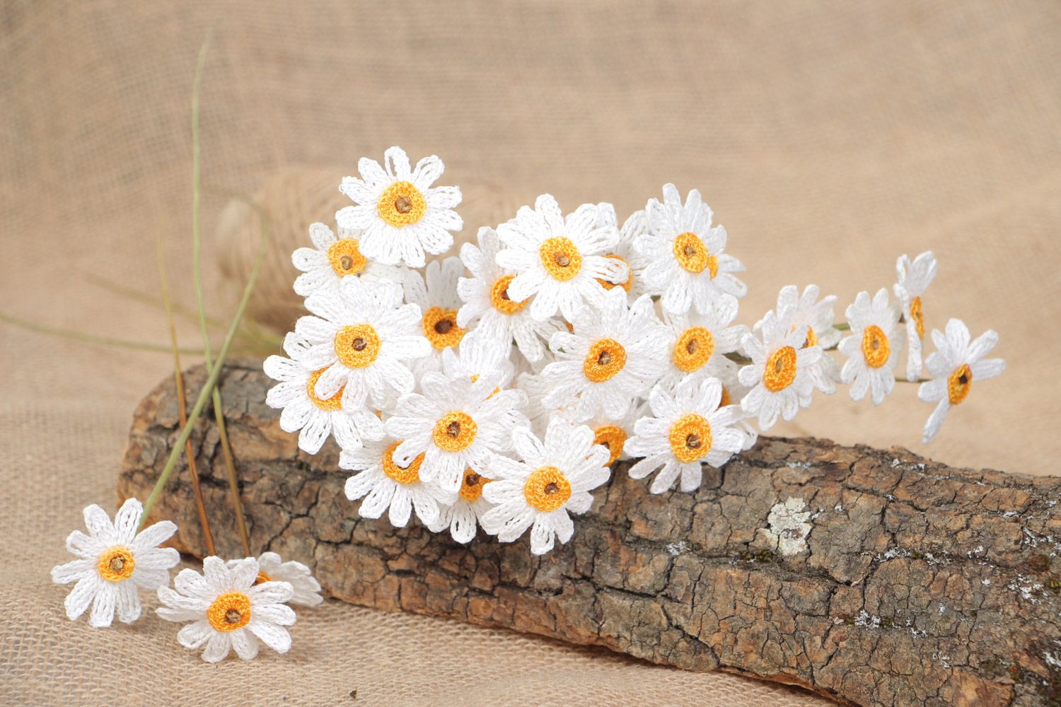 Handgemachter gehäkelter Blumenstrauß aus Garn Kamillen 35 Stück Geschenk  foto 1