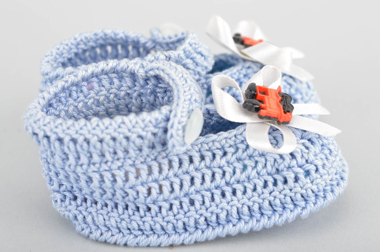 Chaussons de bébé tricotés en coton naturel faits main beaux avec nœuds photo 5