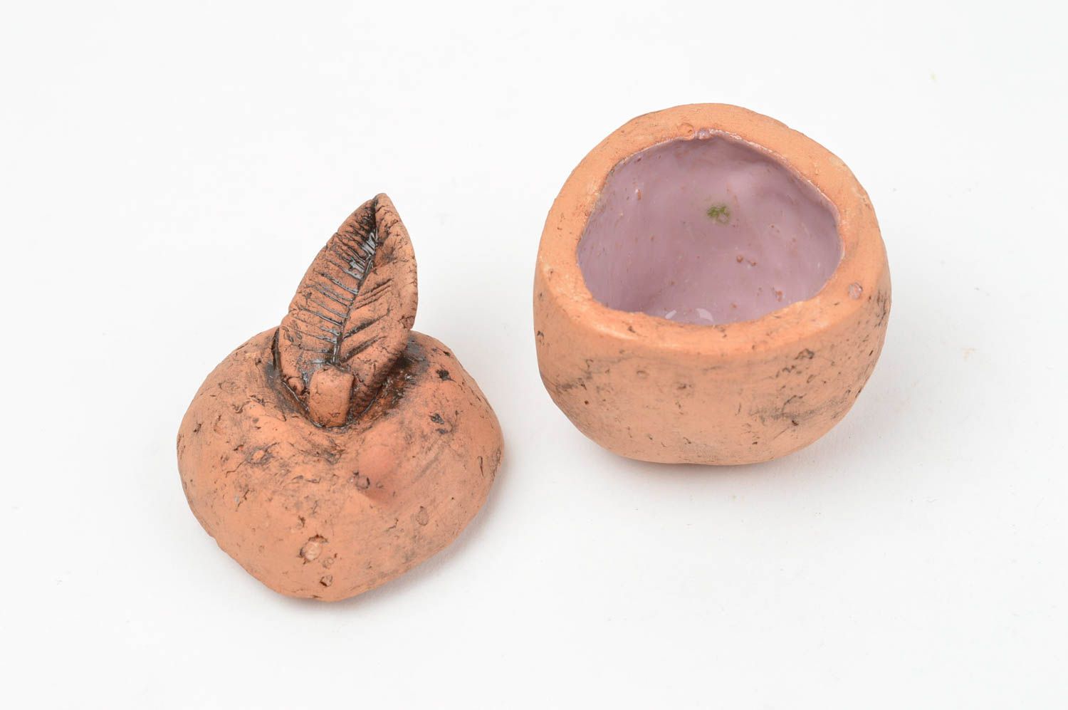 Глиняная шкатулка в виде яблока маленькая коричневая для подарка ручная работа фото 4