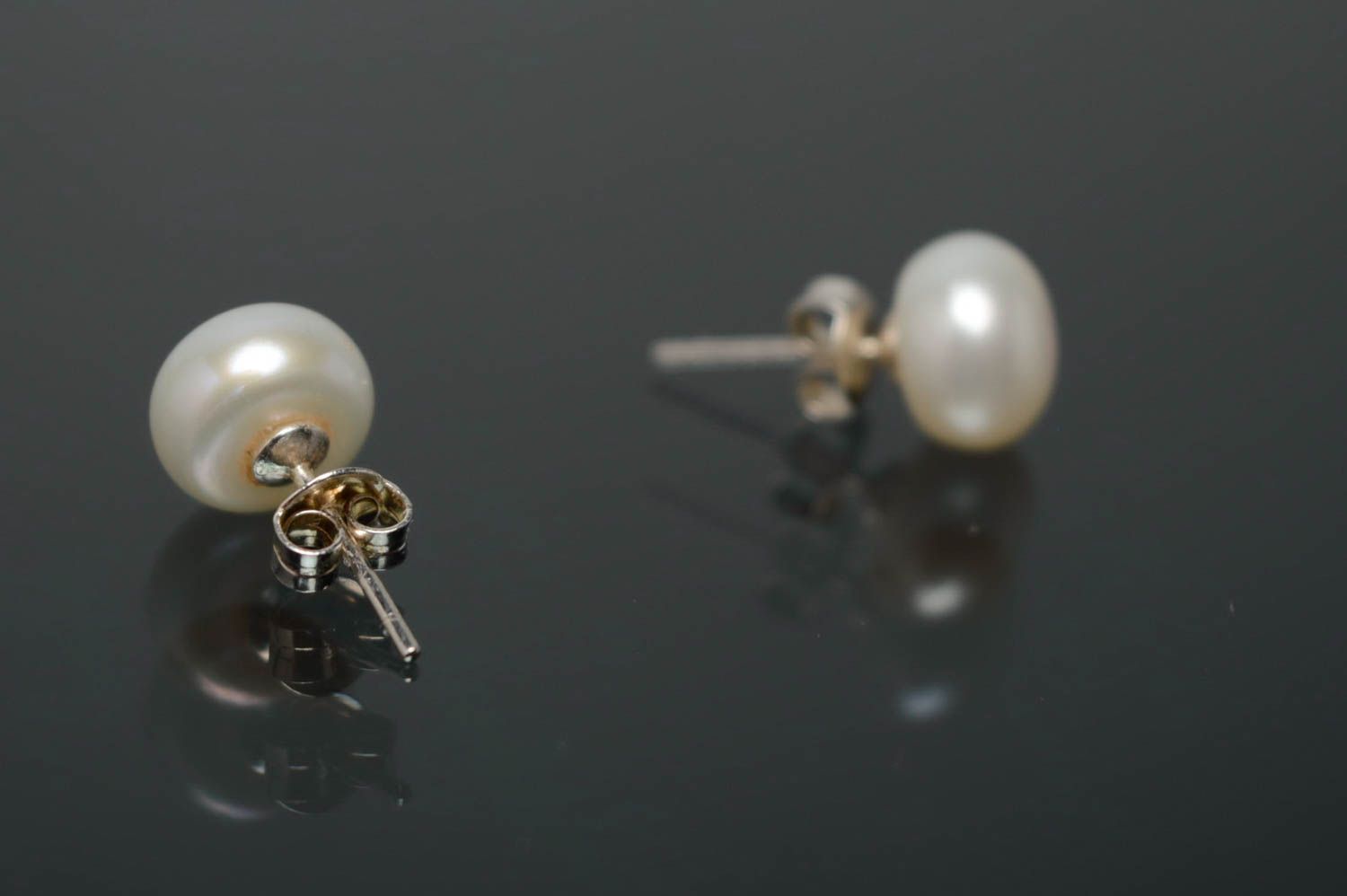 Silver pearl earrings of white color photo 2