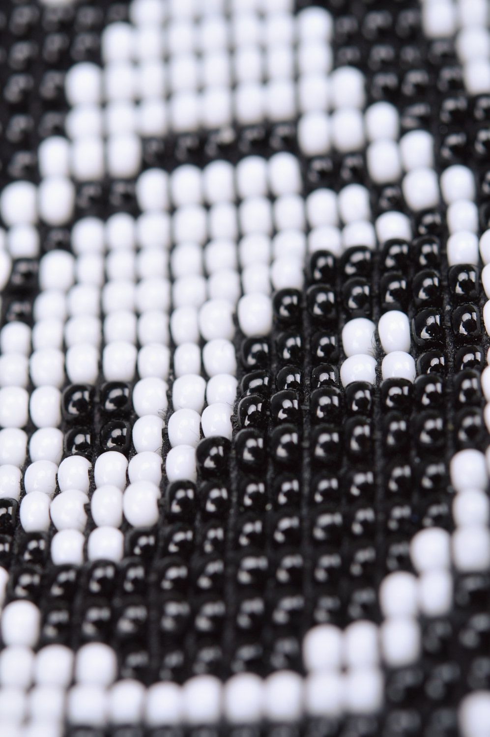 Bracelet en perles de rocaille tchèques fait main avec motifs noir et blanc photo 4