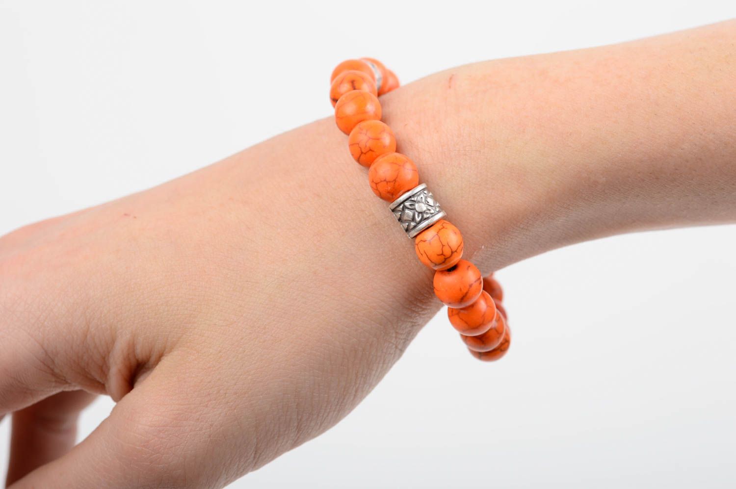 Bracelet orange en pierres naturelles fait main avec éléments métalliques photo 2