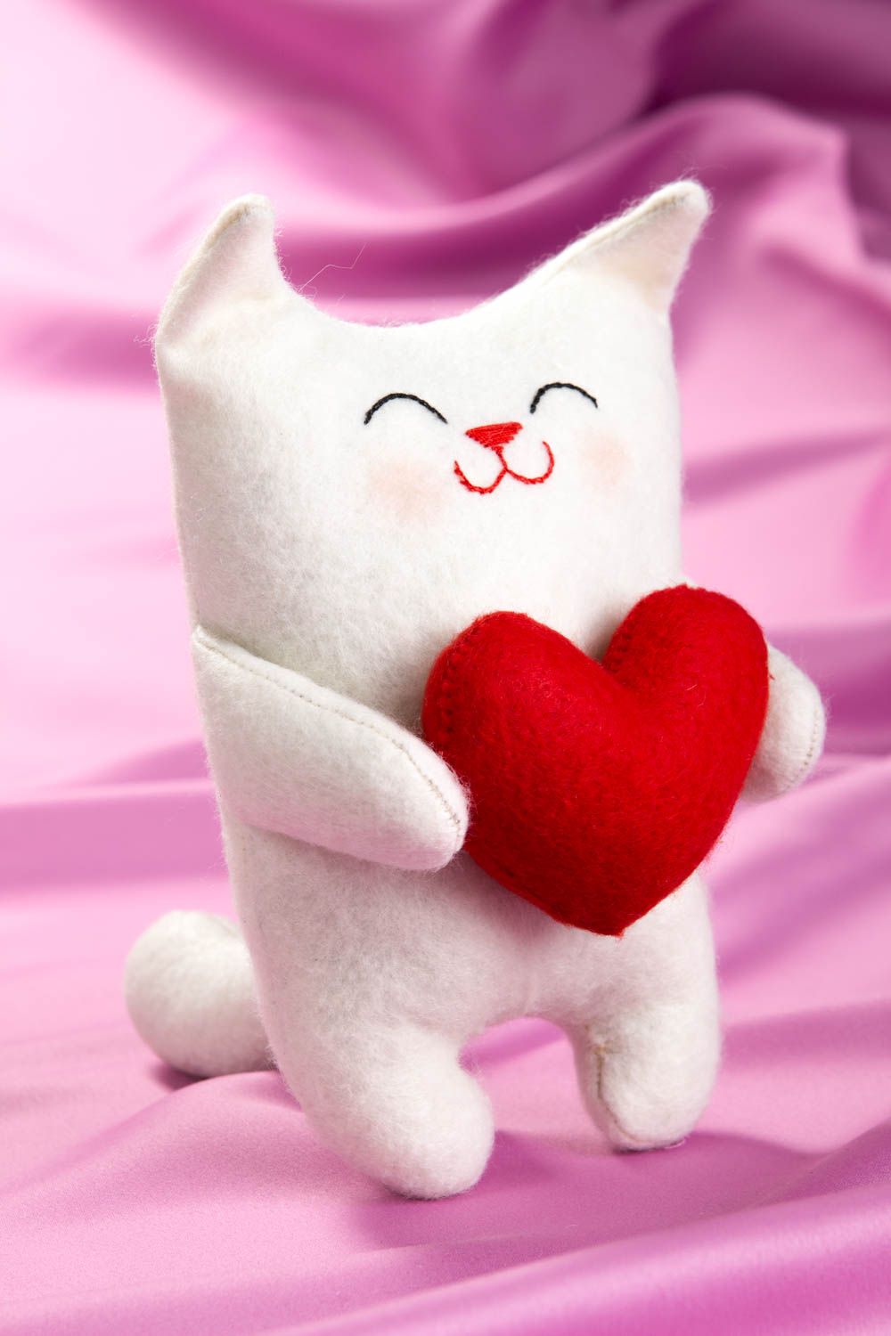 Peluche chat avec coeur rouge Jouet fait main en feutre Cadeau original photo 1