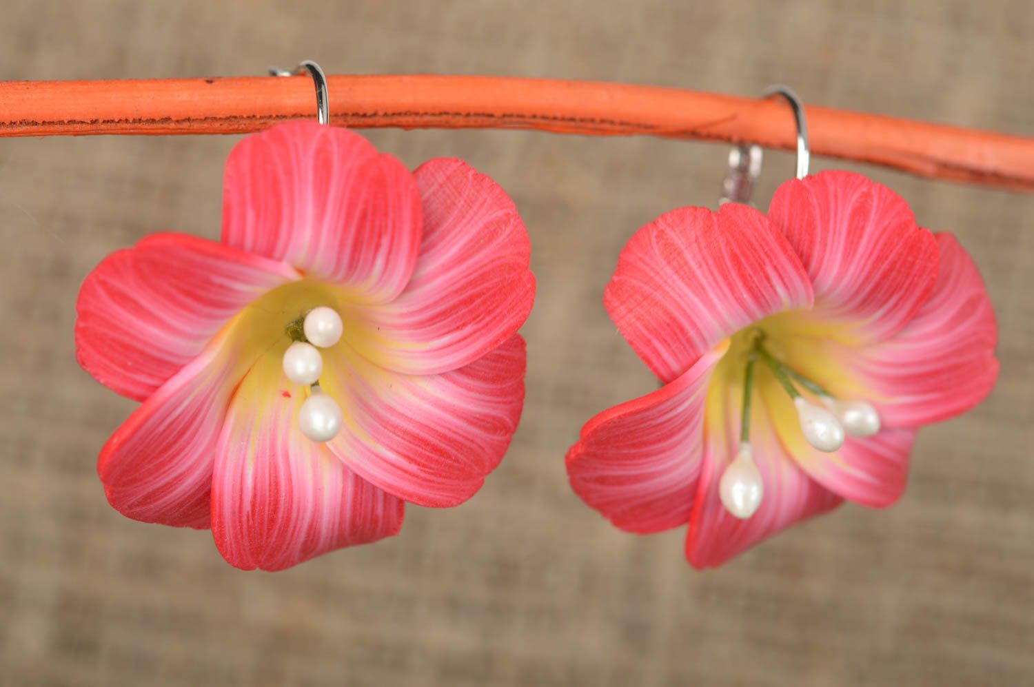 Rote schöne handgemachte Ohrringe aus Polymerton mit Anhängern schöne Blumen foto 1