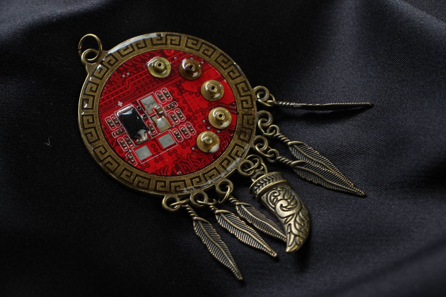 Pendentif en métal de style cyberpunk Capteur de Rêves électroniques photo 1