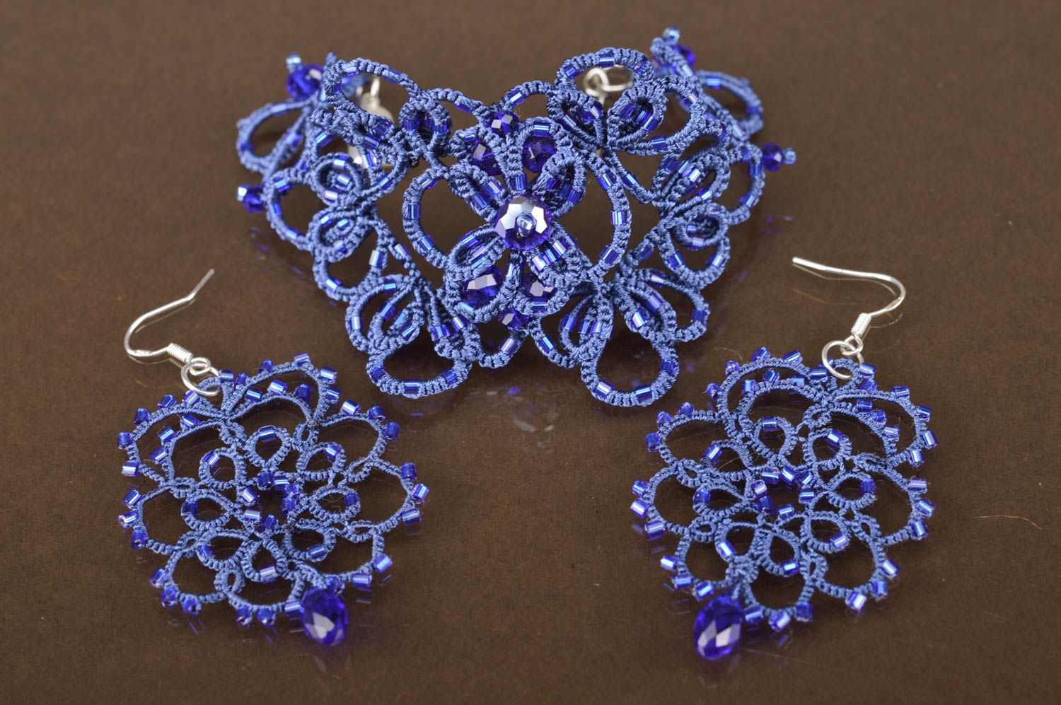 Blaues gehäkeltes Schmuckset Ohrringe und Collier aus Atlasfäden Handarbeit foto 5