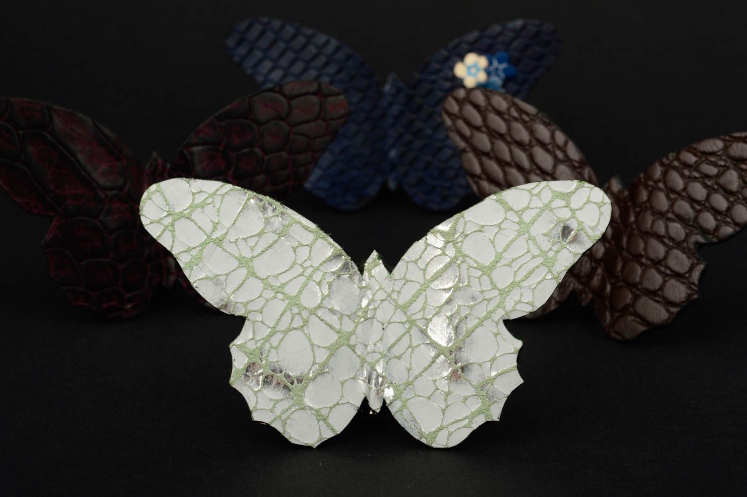 Broche en cuir Bijou fait main papillon blanc insolite Cadeau femme stylé photo 1