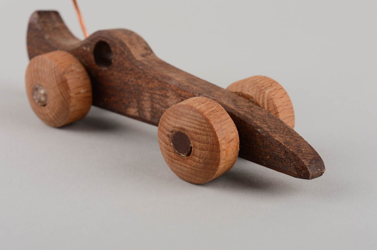 Öko reines handgemachtes originelles schönes Spielzeugauto aus Holz in Braun  foto 5