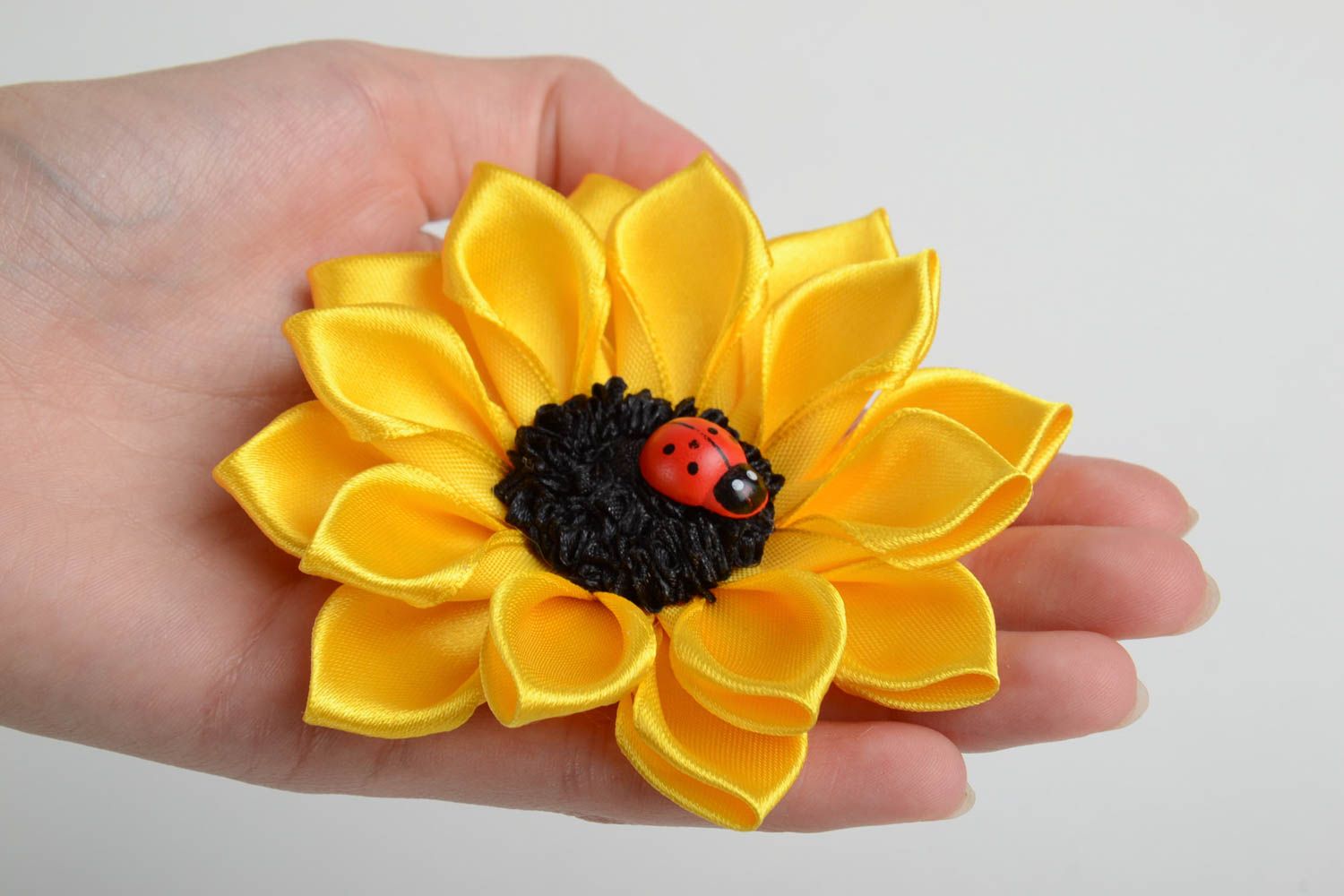 Deko Blume für Haarspange in Kanzashi Technik und gelber Farbe handgeschaffen foto 5
