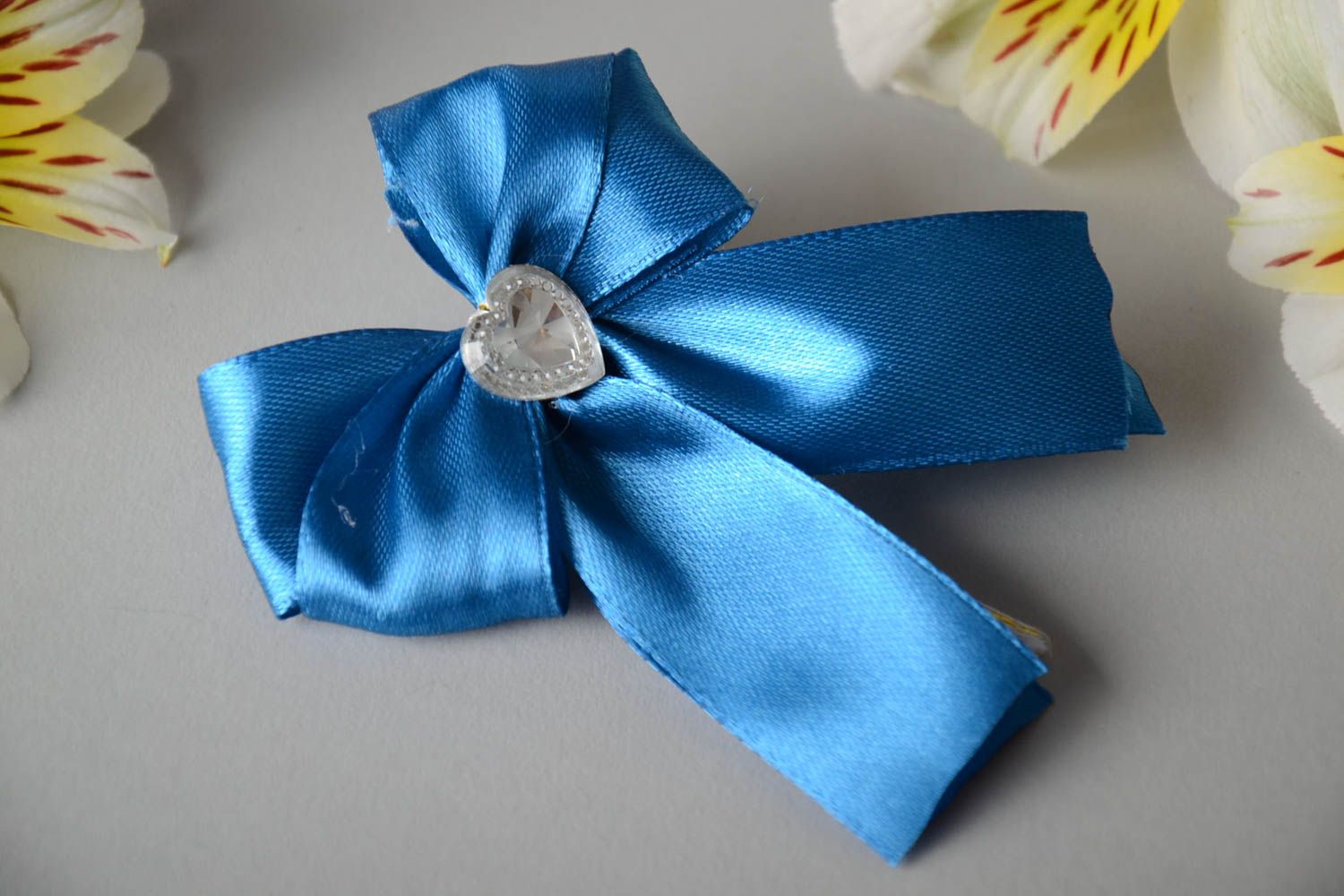 Blaue dekorative Schleife für Hochzeit aus Atlasband handmade Accessoire  foto 1