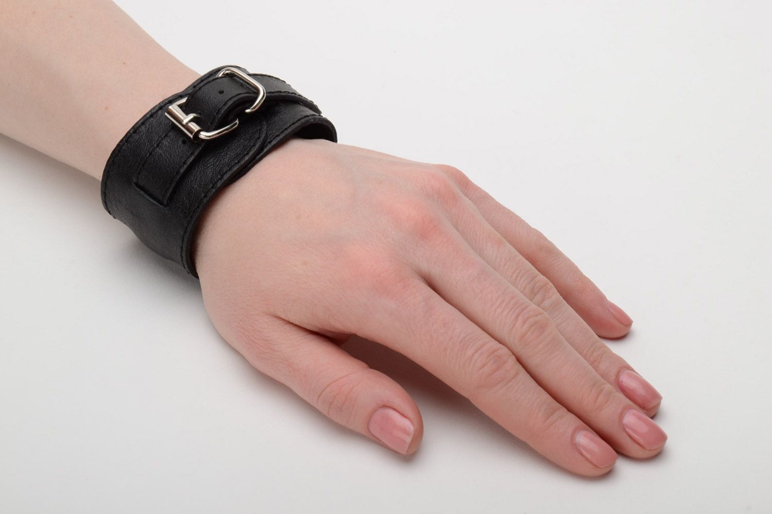 Schwarzes breites Designer regulierbares handgemachtes Lederarmband mit Schließe foto 2