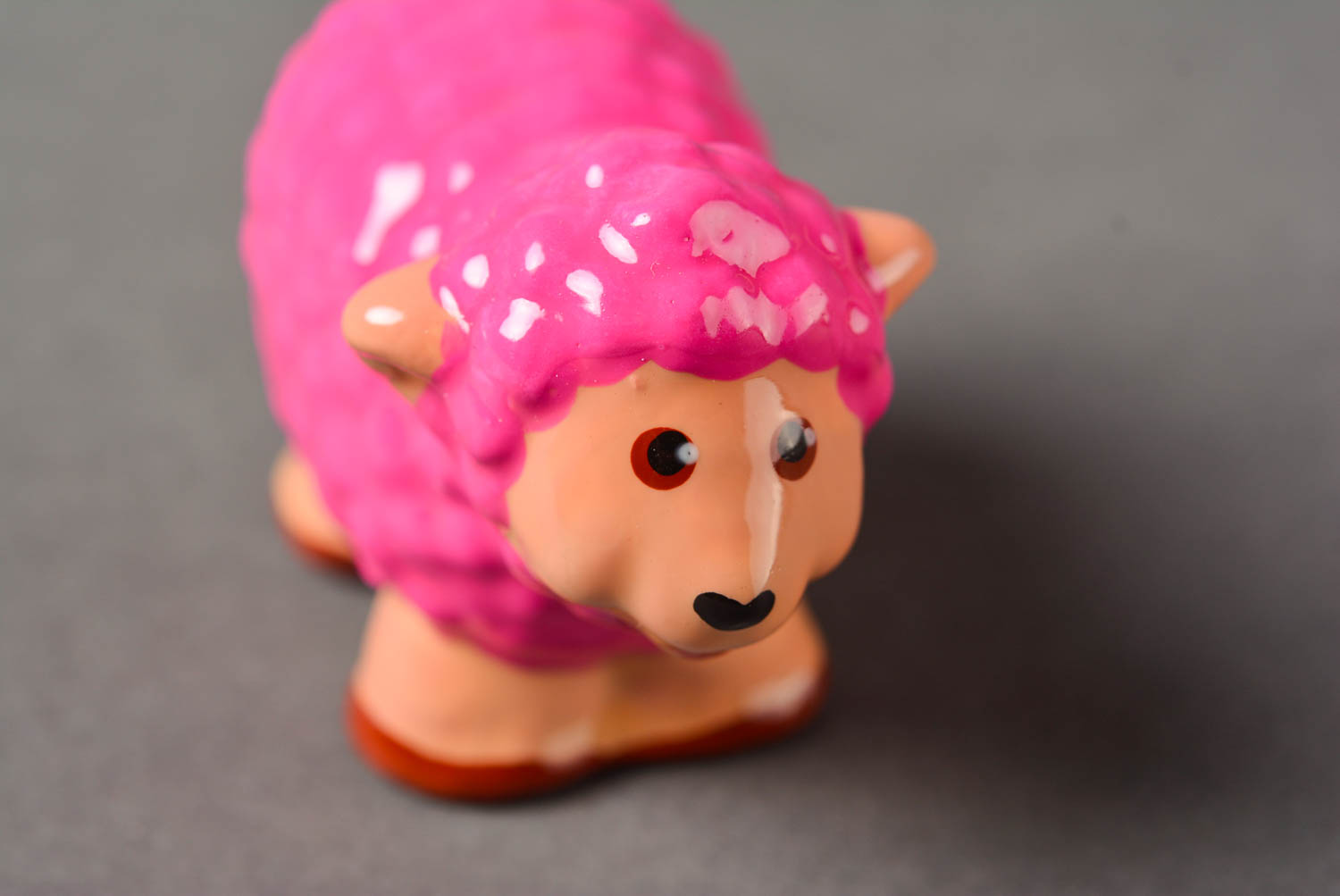 Statuetta in gesso fatta a mano figurina decorativa piccola pecorella rosa
 foto 4