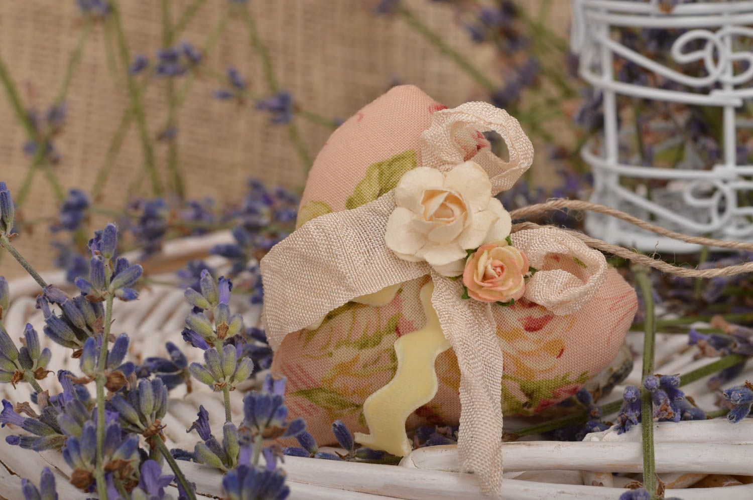 Suspension décorative cœur textile avec arôme de vanille faite main avec fleurs photo 1