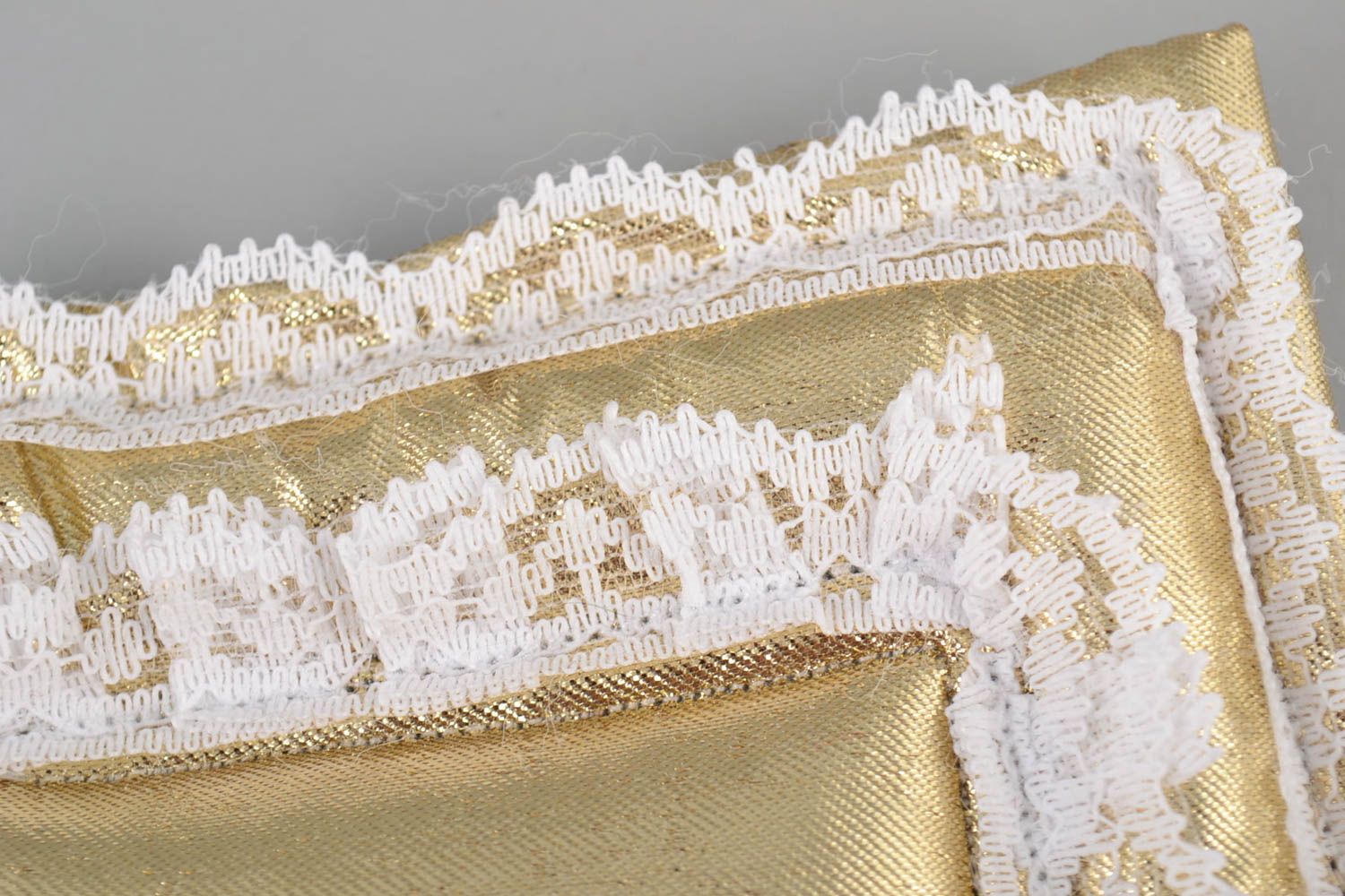 Свадебная подушечка для колец золотистого цвета с кружевами ручная работа фото 2