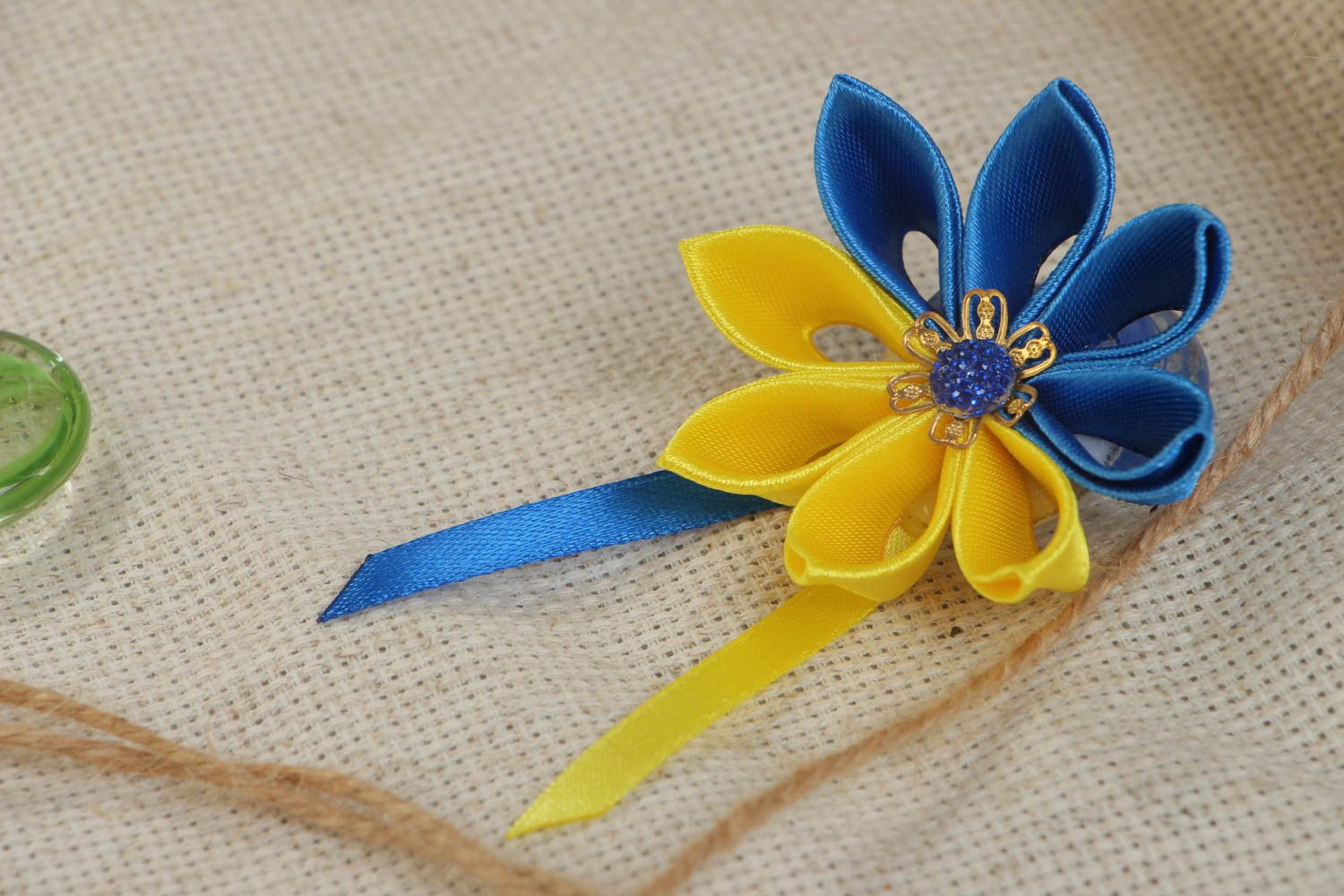 Broche fleur en rubans de satin jaune bleu faite main bijou de créateur photo 1