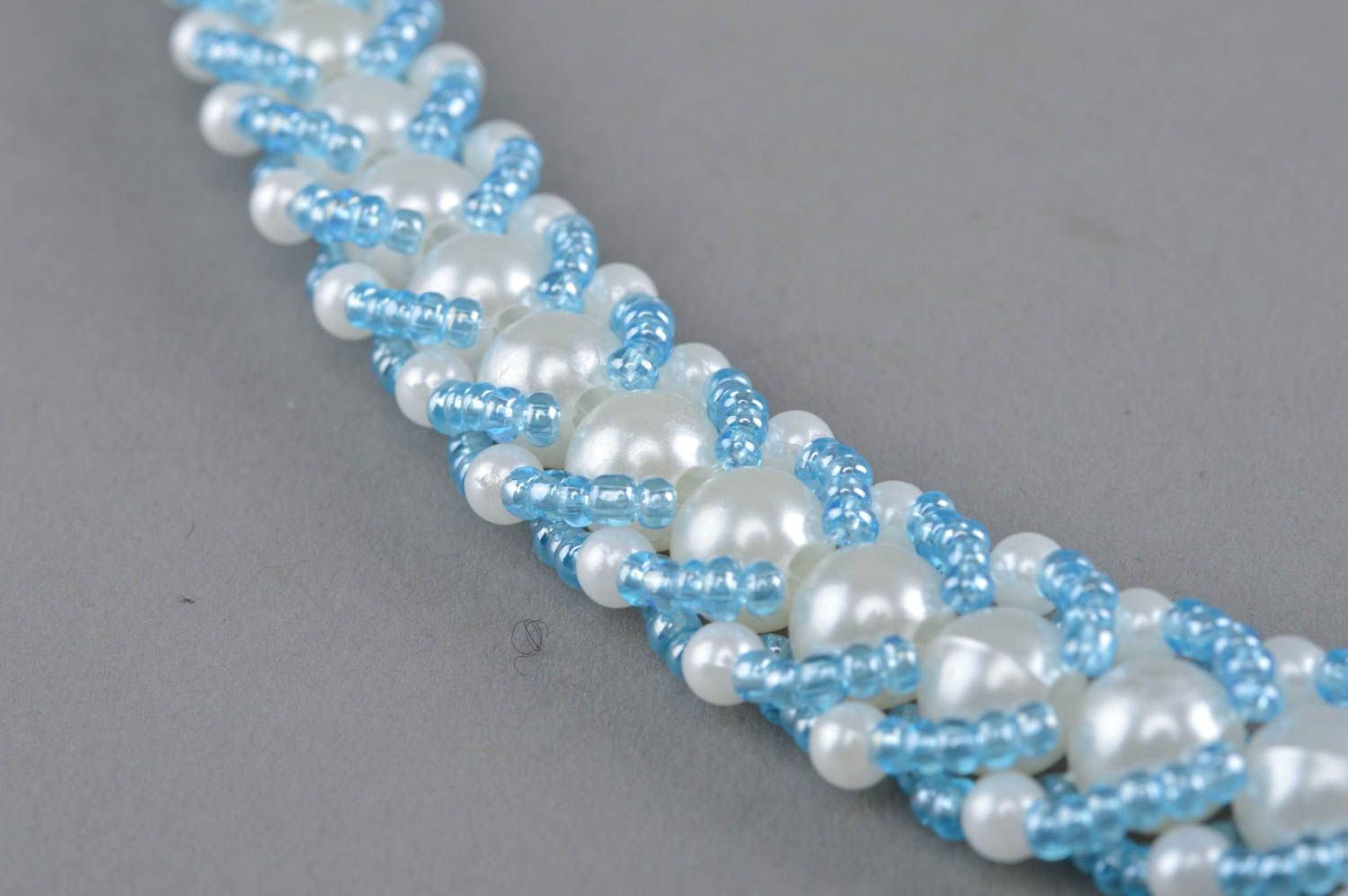 Collier en perles de fantaisie et de rocaille blanc-bleu fin fait main photo 3