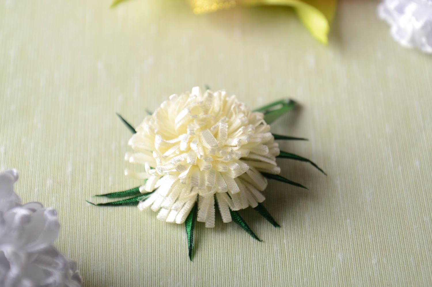 Barrette à cheveux clic clac fleur blanche en rubans tissu polaire faite main  photo 1