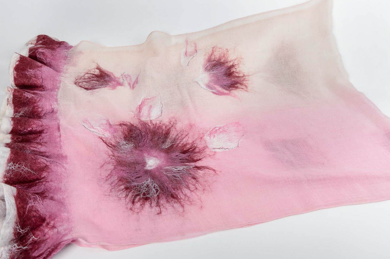 Розовый шарф в технике валяния из шерсти льна и шерсти ручной работы красивый фото 2