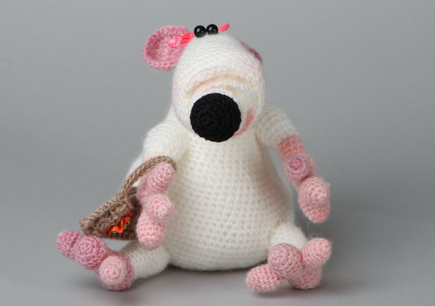 Crocheted mouse with handbag photo 1