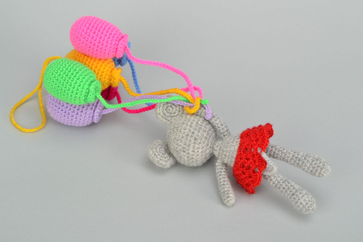 Gestricktes Spielzeug handmade Mäuschen mit Luftballons foto 5