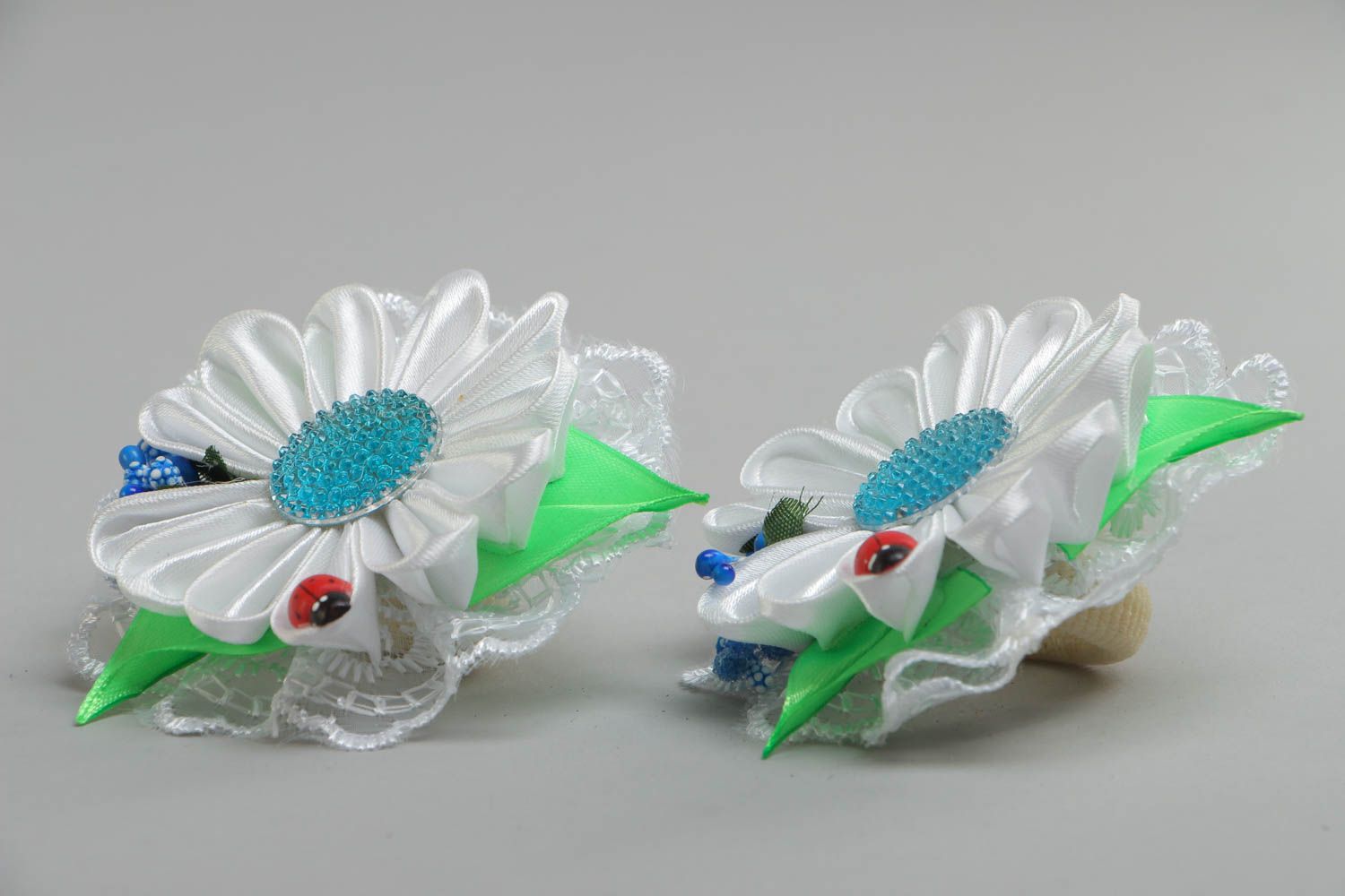 Set of 2 handmade elastic hair bands with white satin ribbon kanzashi flowers photo 3
