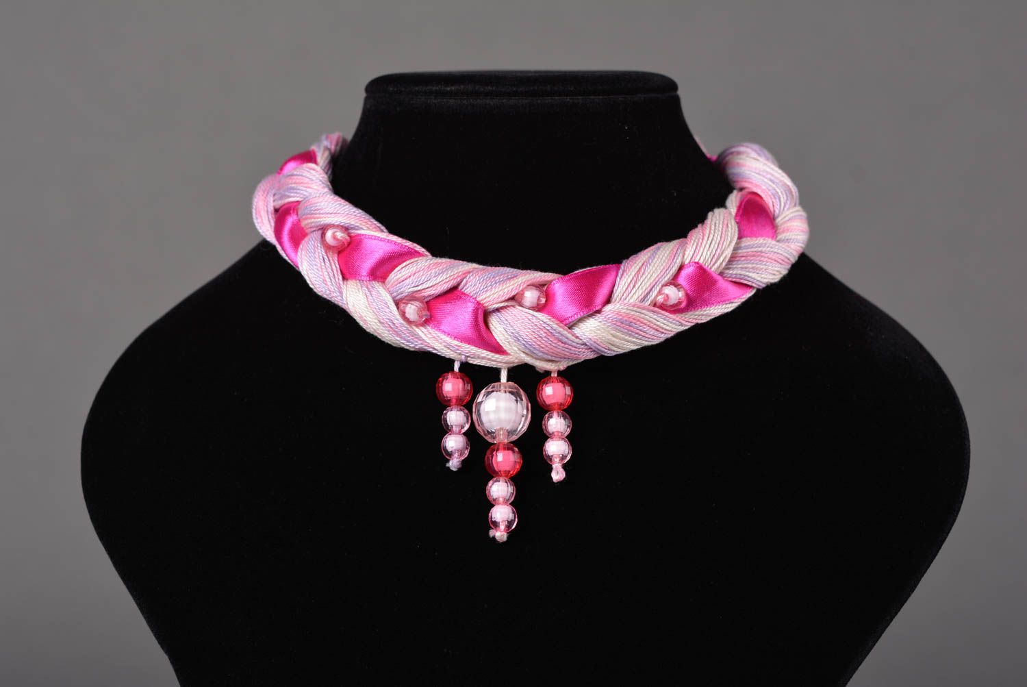 Collar hecho a mano rosado bisutería de moda accesorio para mujer con cinta  foto 2