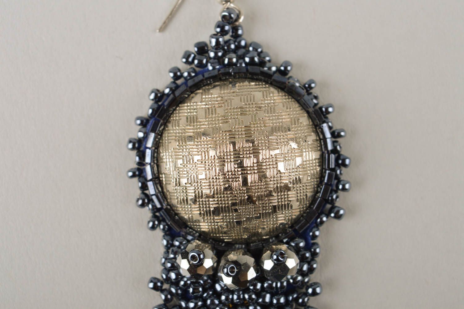 Серьги из бисера серьги ручной работы украшение с кристаллами золотистое с синим фото 4