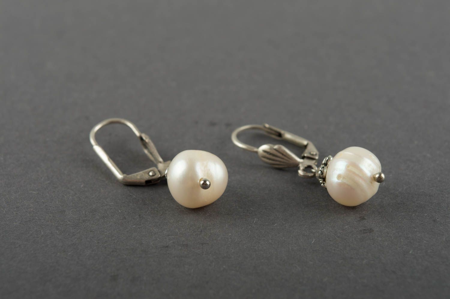 Elegante weiße handgemachte Ohrringe mit Anhängern aus Perlen und Messing foto 3