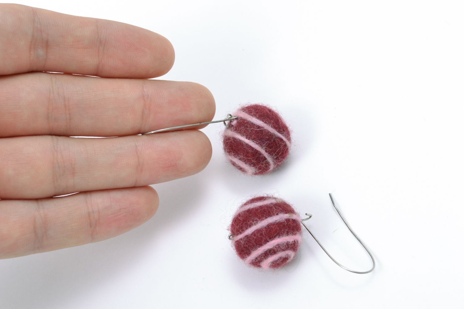 Boucles d'oreilles pendantes en feutre de forme de boules rouge violet faites main photo 2
