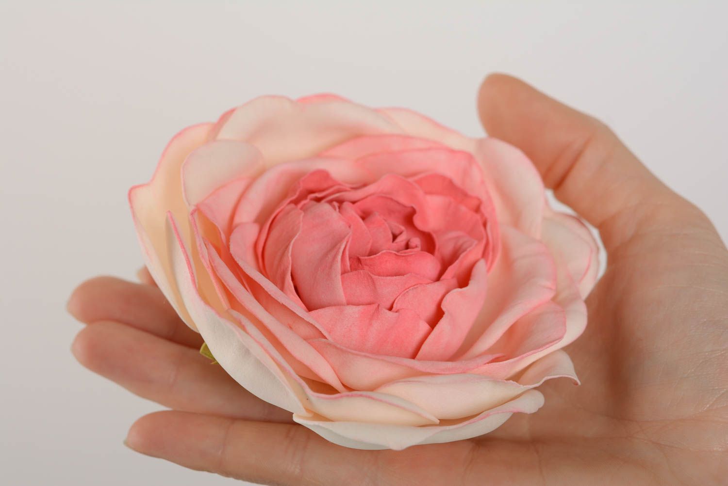 Брошь из фоамирана в виде цветка ручной работы Нежная роза красивая авторская фото 4