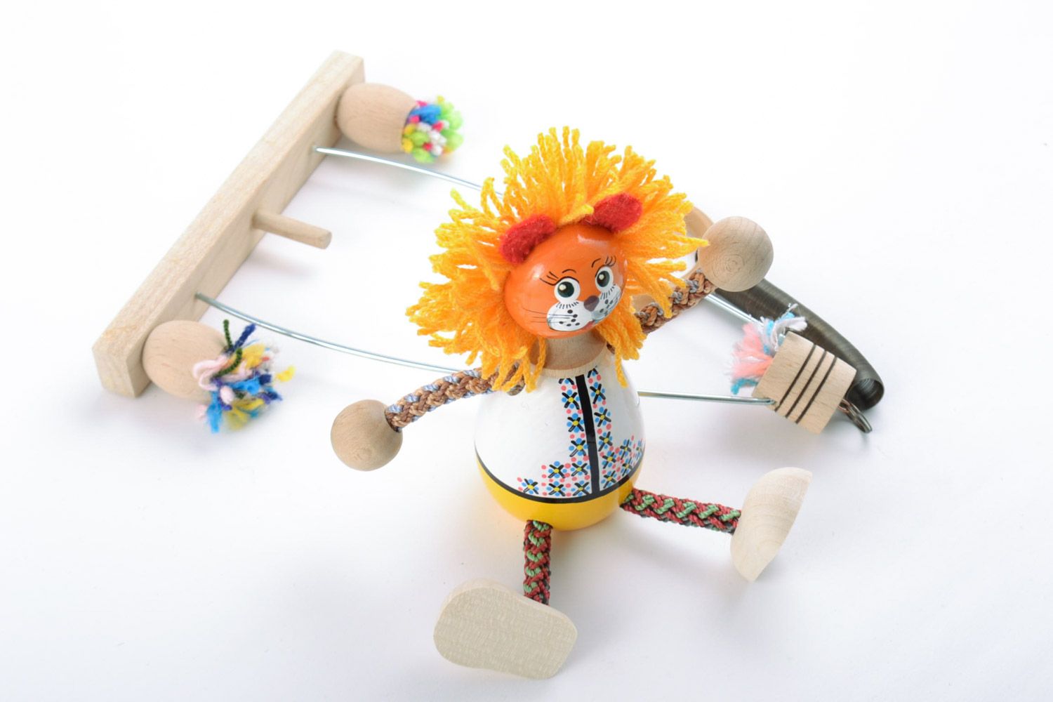 Авторская подвесная деревянная игрушка с росписью ручной работы Лев на качелях фото 5