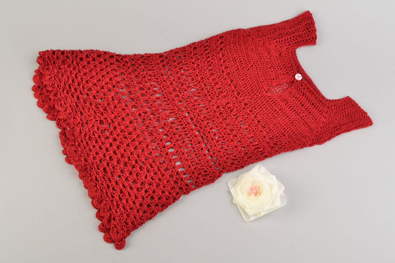 Belle robe tricotée pour bébé au crochet rouge sans manches avec rose faite main photo 3