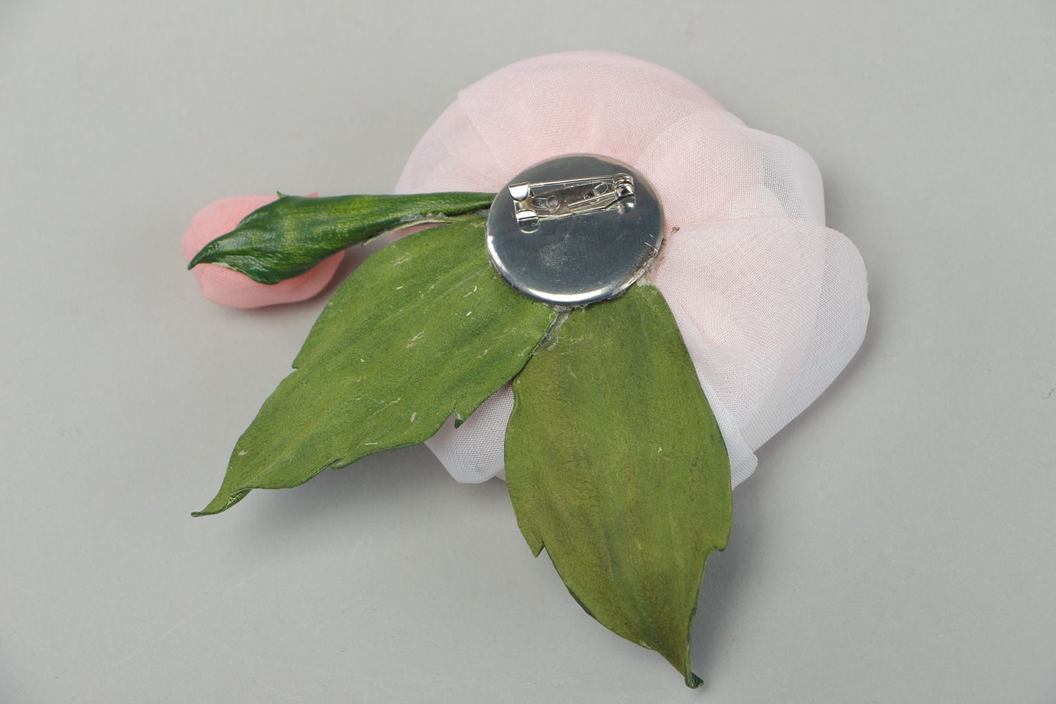 Шифоновая брошь в виде цветка розы ручной работы розовая фото 3