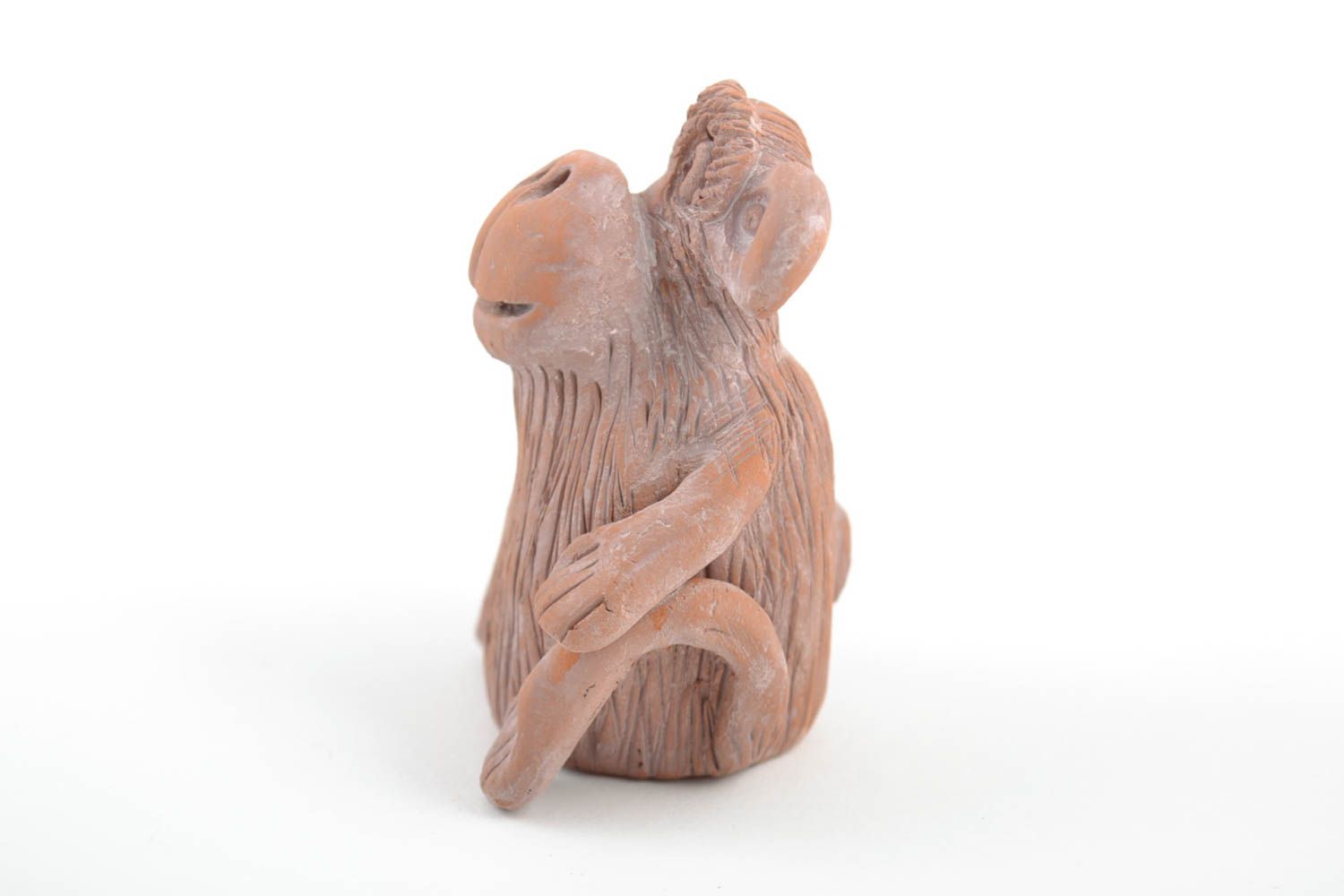 Figurilla artesanal de mono pequeñito modelada a mano de arcilla de color marrón foto 4