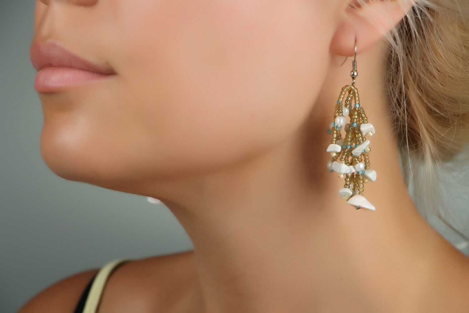 Boucles d'oreilles pendantes en perles de rocaille, turquoise et coquillages  photo 3