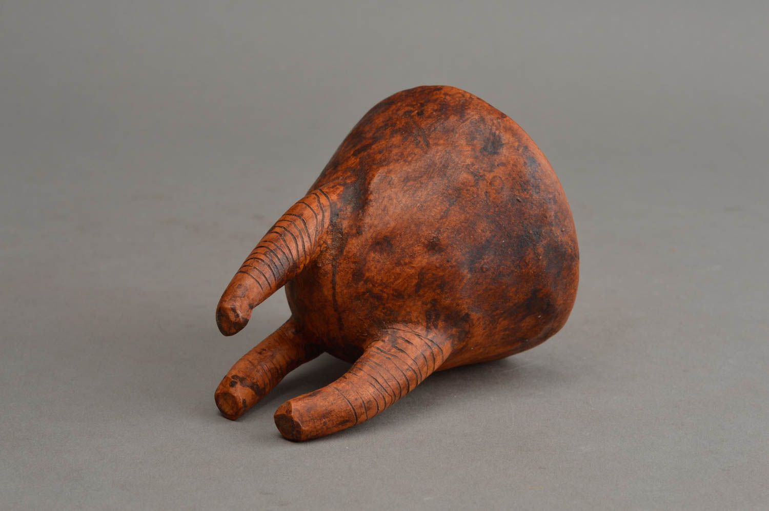 Kleine braune keramische handgemachte Schale aus Ton mit drei Füßen für Dekor foto 4
