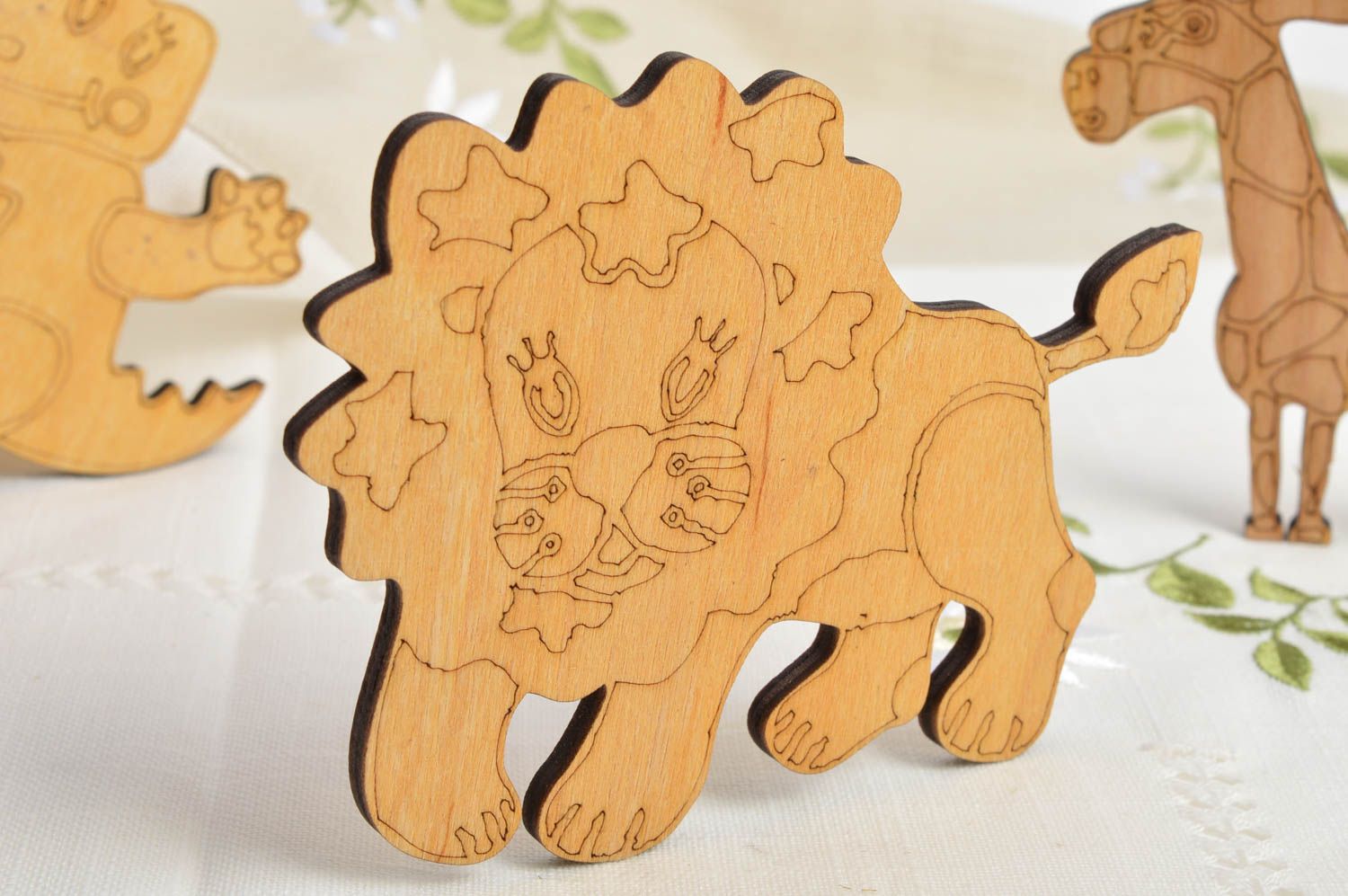 Petite forme en bois à décorer ou peindre faite main lion pour loisirs créatifs photo 1
