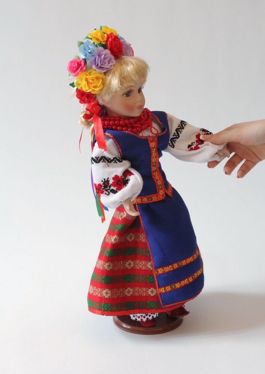 Poupée décorative en tenue traditionnelle ukrainienne photo 2