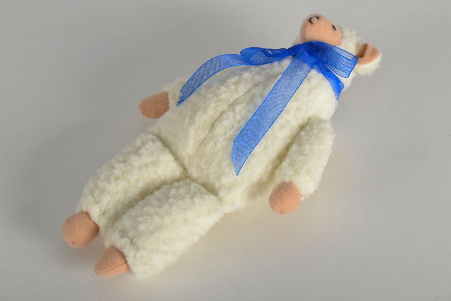 Мягкая игрушка в виде овечки  фото 2