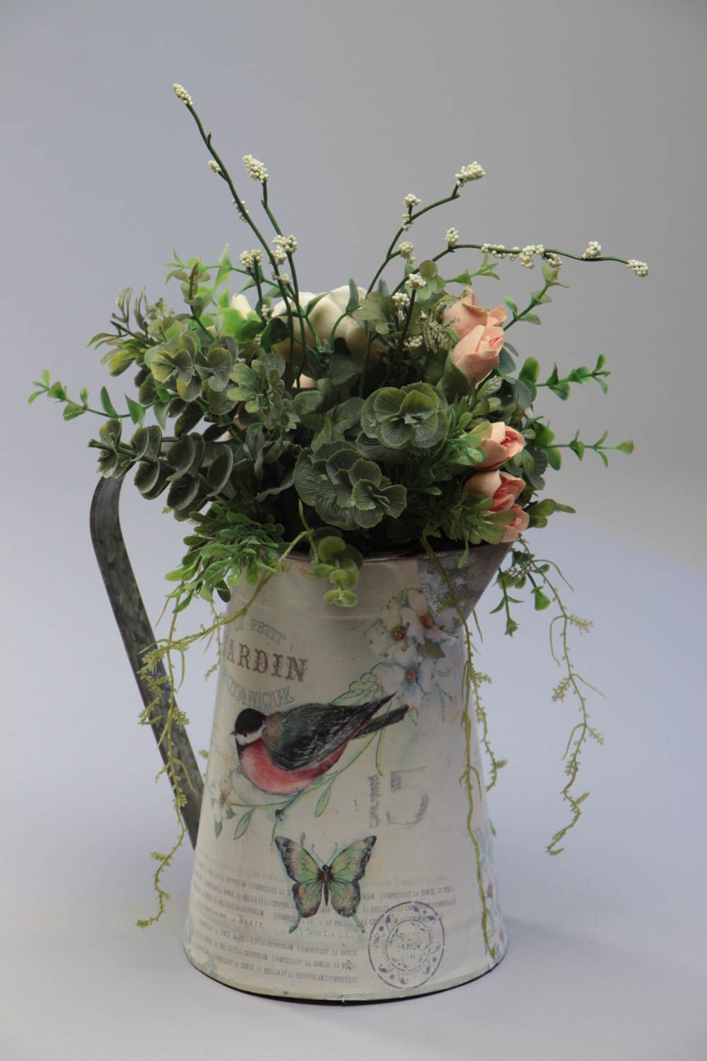 Composición decorativa de flores artificiales de arcilla polimérica en regadera foto 4